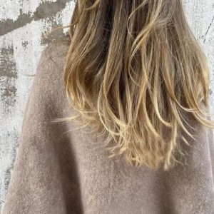Stilla | Elegant Kort Frakke Med Klokkeærmer For En Fikset Stil