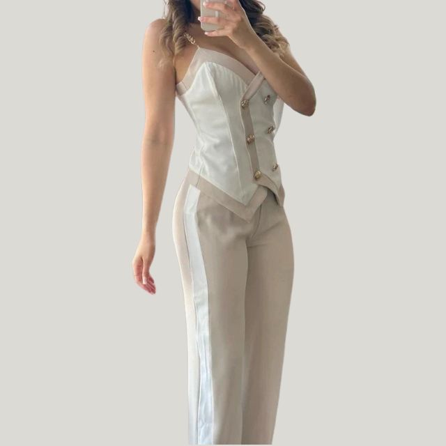 Stilla | Chic dobbeltradet vest med kontrastbukser Mode