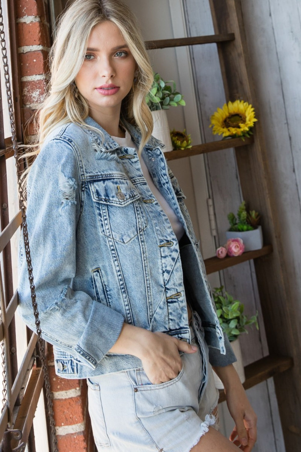 Stilla | Distressed Button up Denim Jakke