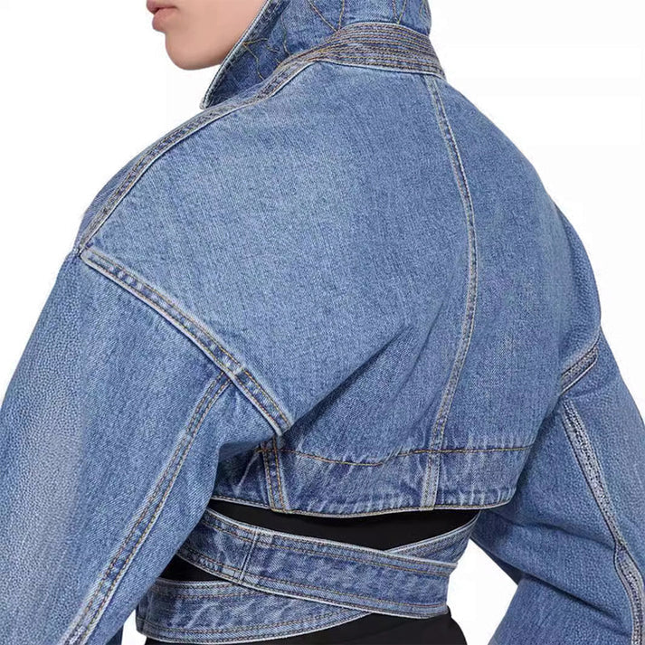 Stilla | Asymmetrisk Denimjakke med Justerbart Bælte Zoey Online nu