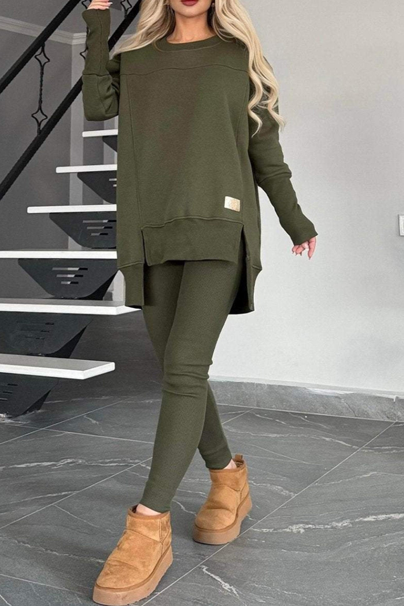Stilla | Sweatshirt og Skinny Jeans Sæt Med Slids og Asymmetrisk Kant
