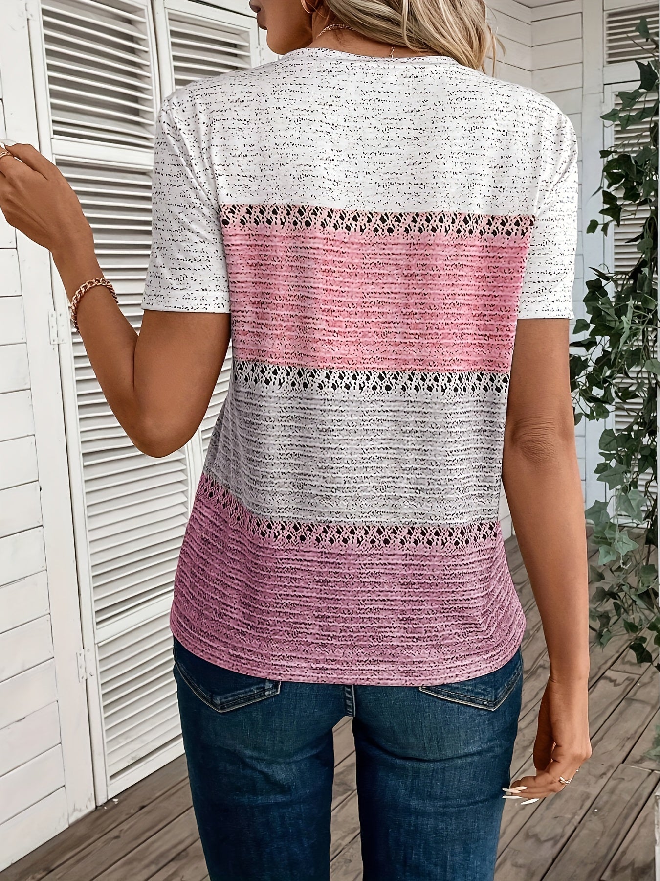 Stilla | T-Shirt Med V-Udskæring, Kortærmet Og Farveblokke. Blødt Polyester, Åndbart Levere