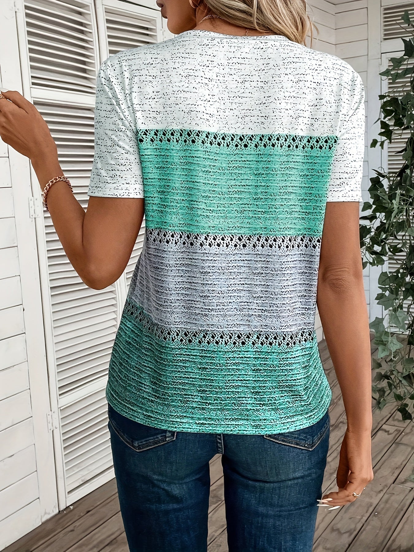 Stilla | T-Shirt Med V-Udskæring, Kortærmet Og Farveblokke. Blødt Polyester, Åndbart Levere