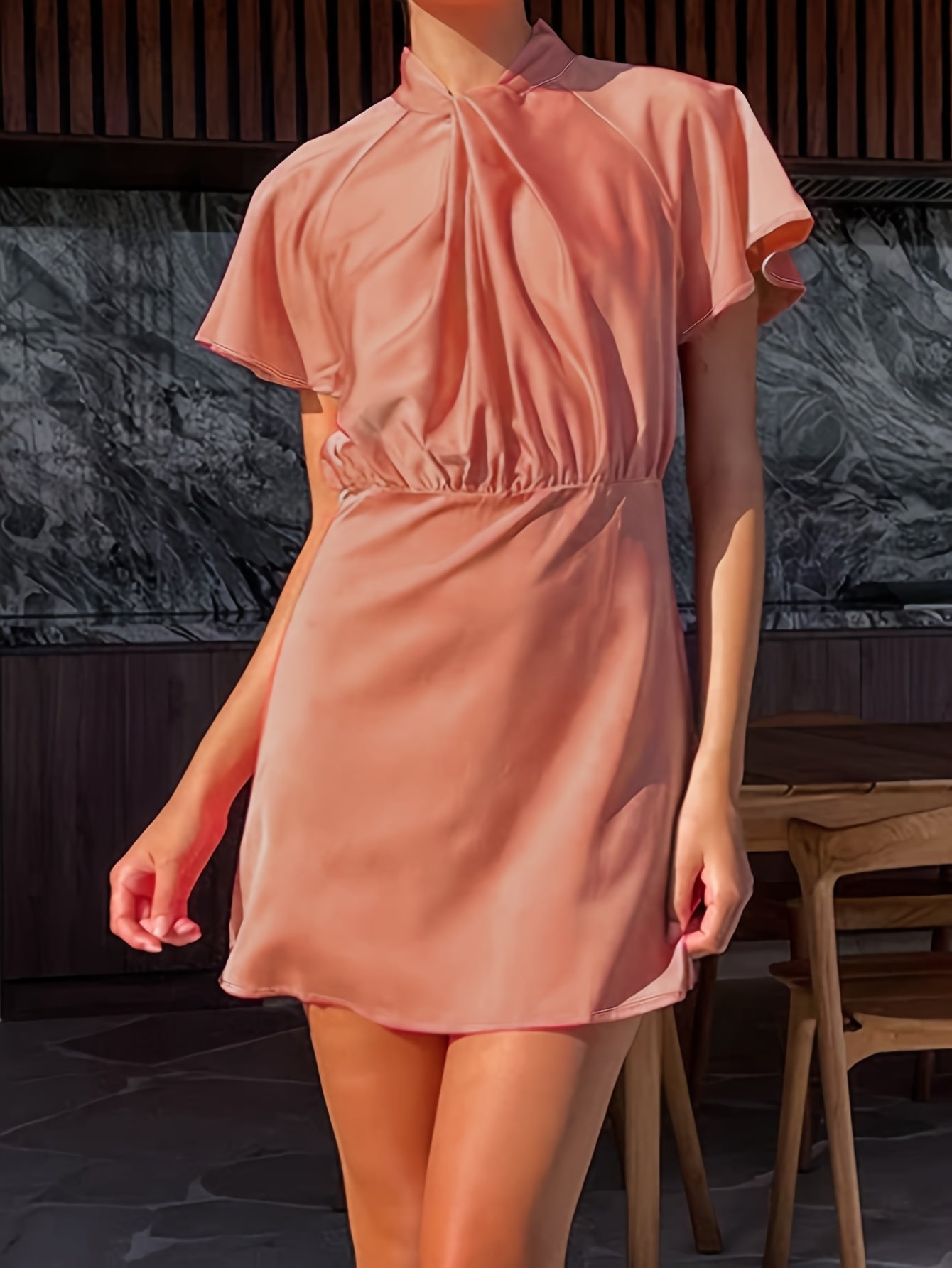 Stilla | Elegant Kjole Polyester Satin Til Kvinder Snoet Foran, Flæseærmer Og Krave Online nu