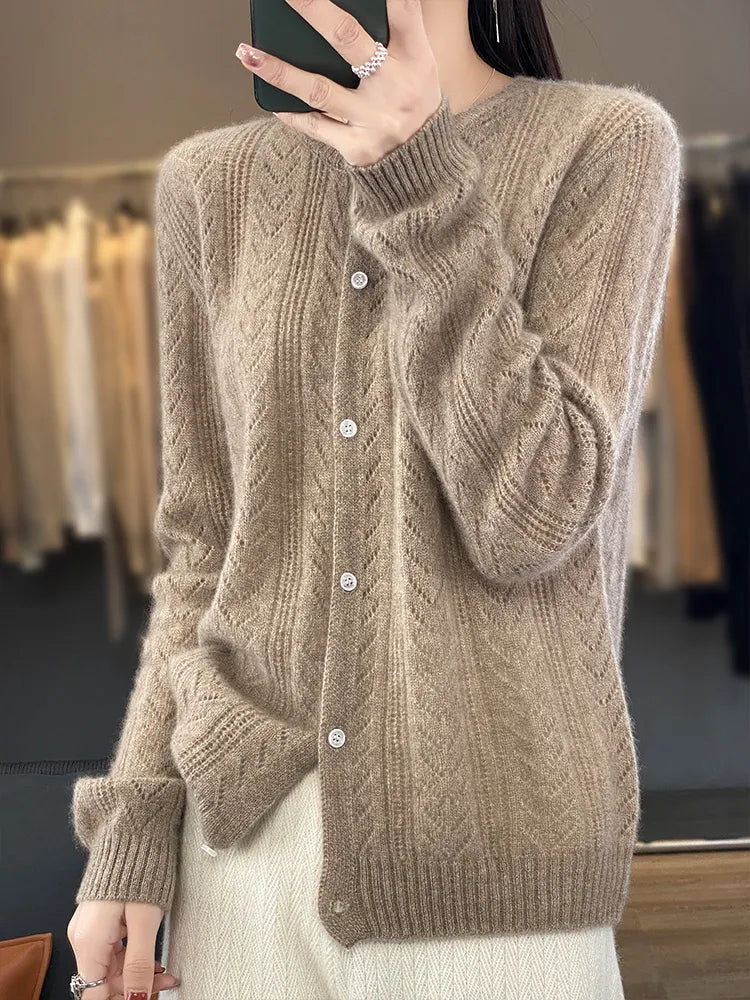 Stilla | Elegant vest med rund krave og trykknaplukning.