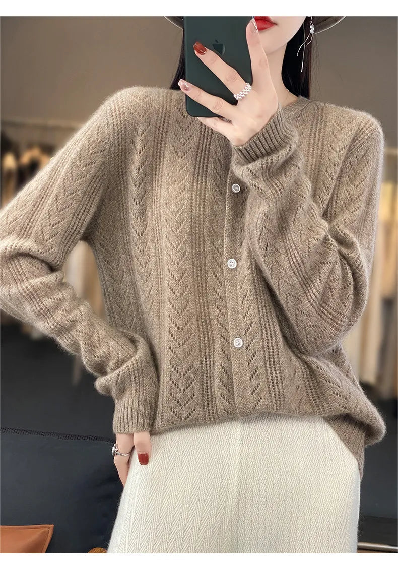 Stilla | Elegant vest med rund krave og trykknaplukning.