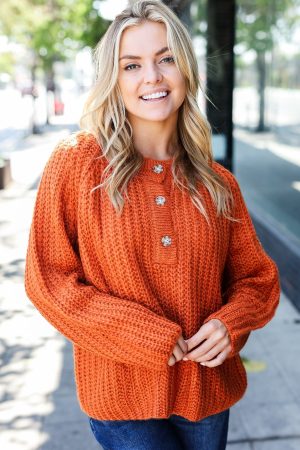 Stilla | Pullover Henley Med Knapstribe I Løs Strik Rust Hot på udsalg