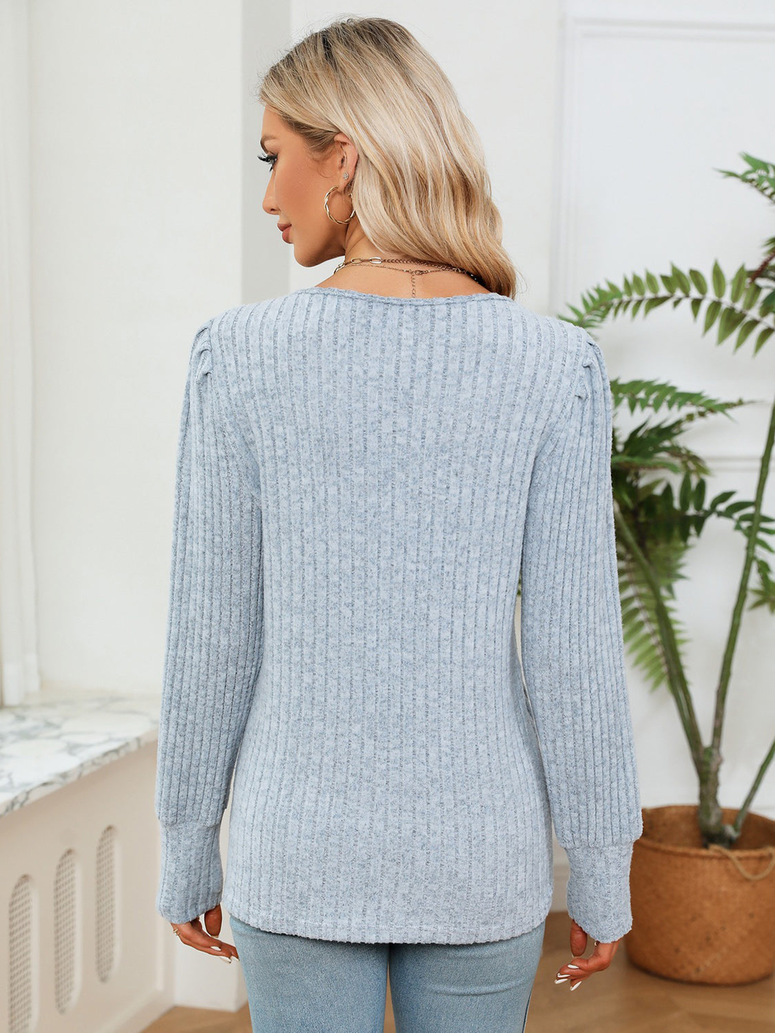 Stilla | Spids-detail V-udskæring Rib-top