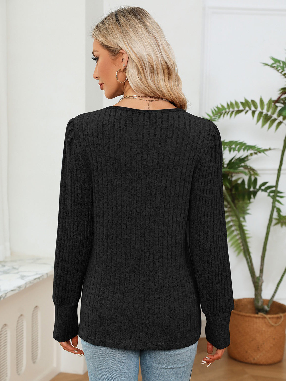 Stilla | Spids-detail V-udskæring Rib-top