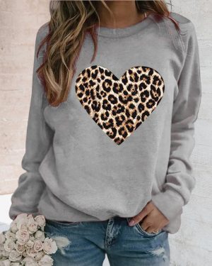 Stilla | Elegant Sweatshirt Med Leopardhjerte Print Rabat