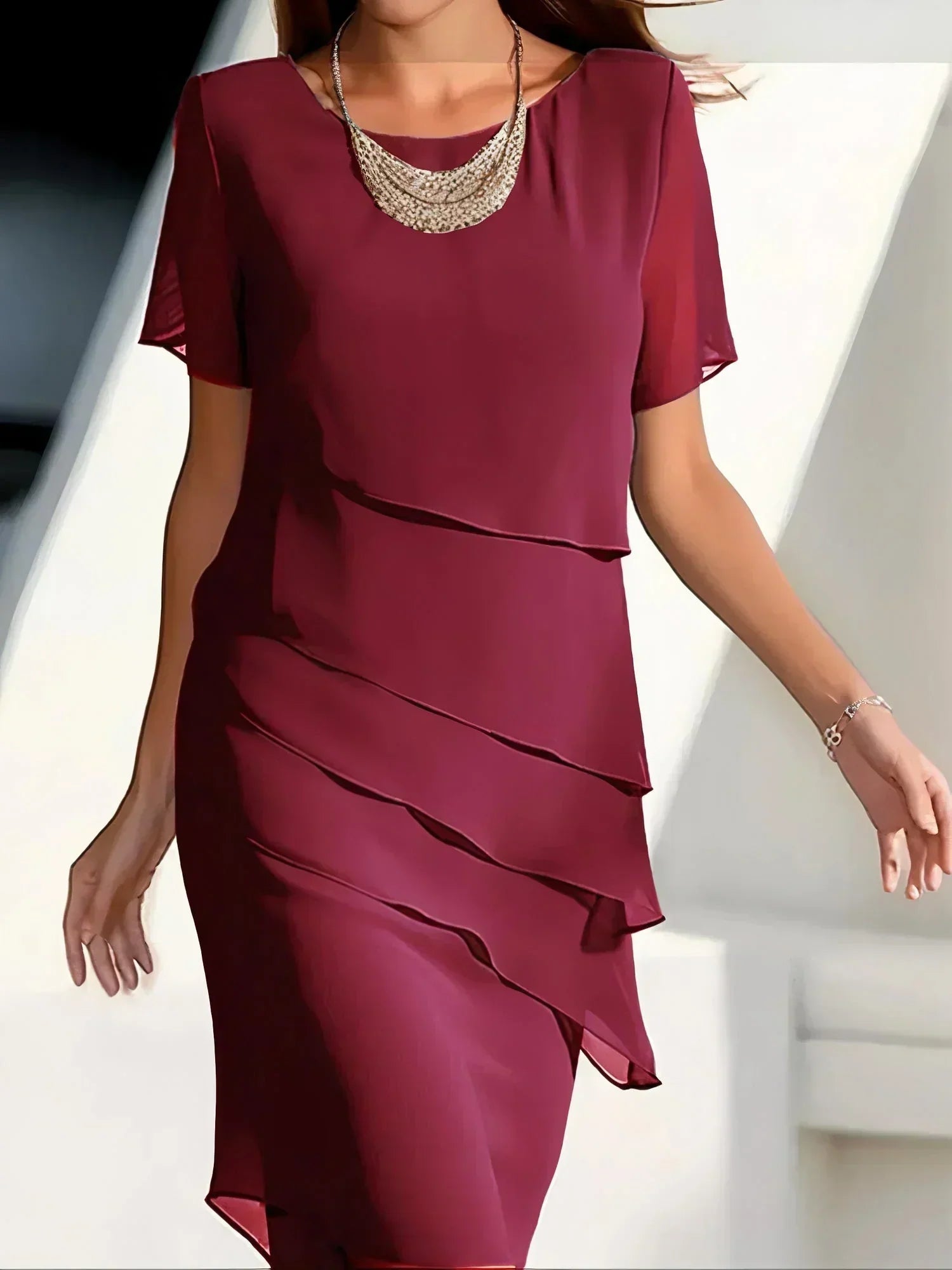 Stilla | En elegant kjole med korte ærmer for et raffineret look Online