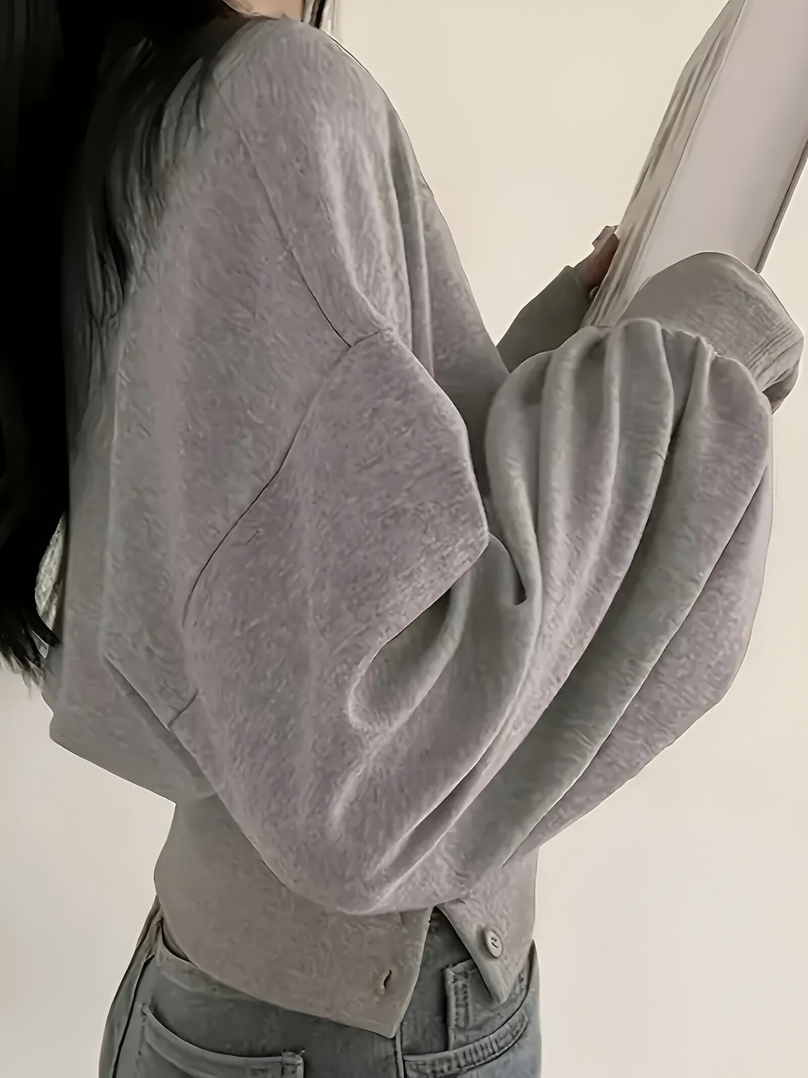 Stilla | Lækker luksus: Elegant t-shirt i ensfarvet med knapdetalje