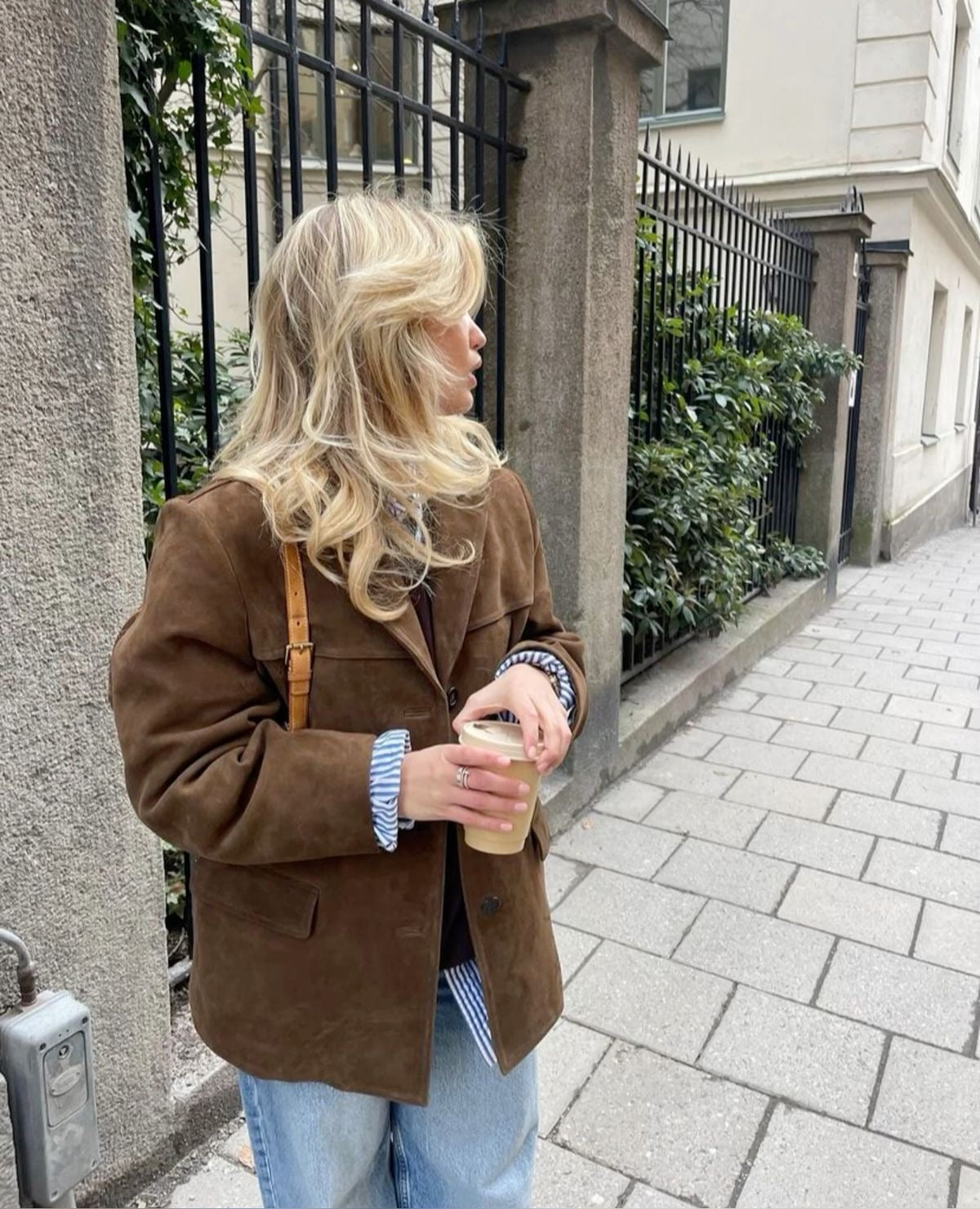 Stilla | Elegant Vest Med Suedes detaljer Online Hot Salg