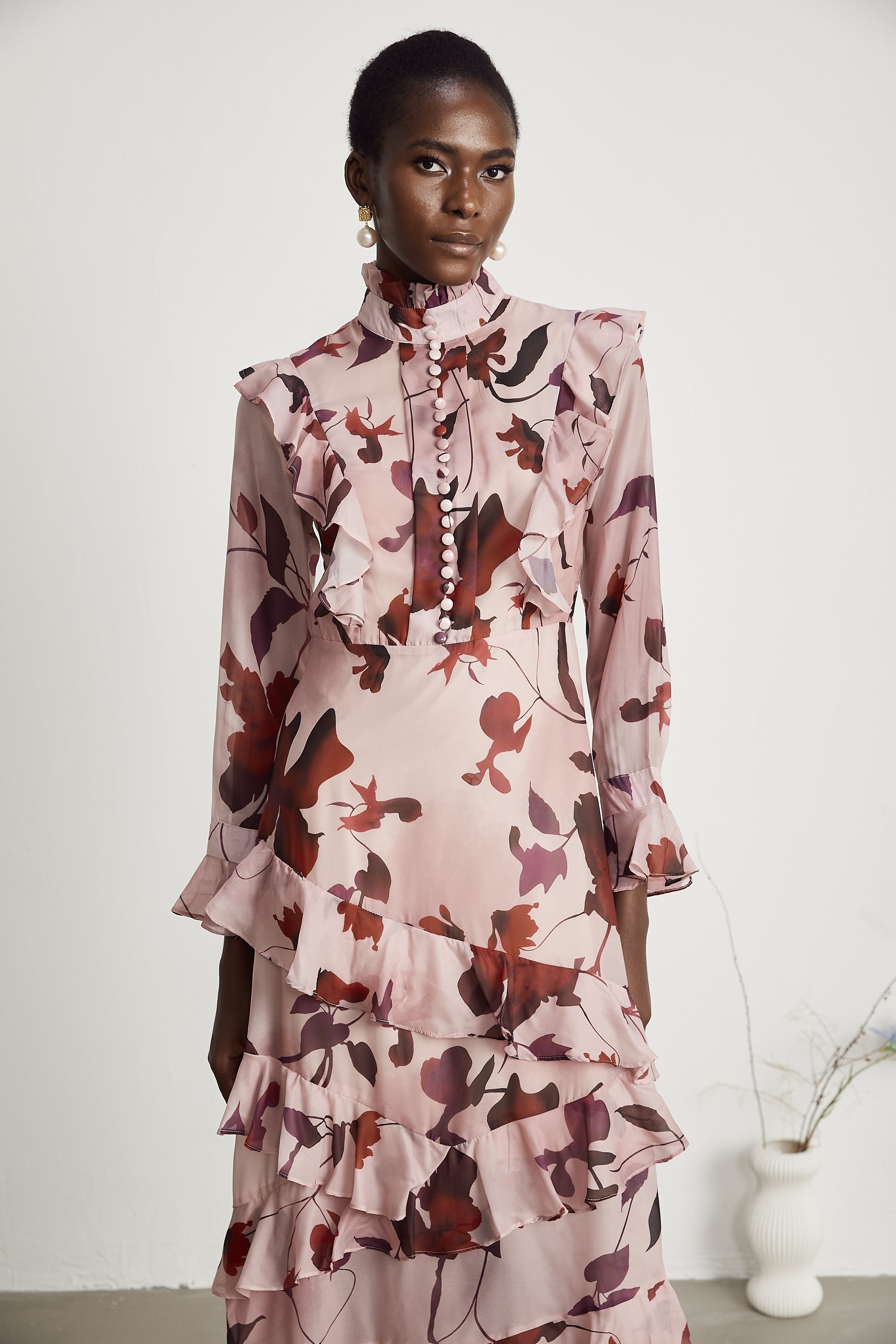 Stilla | Graphic Print Ruffle Maxi Kjole