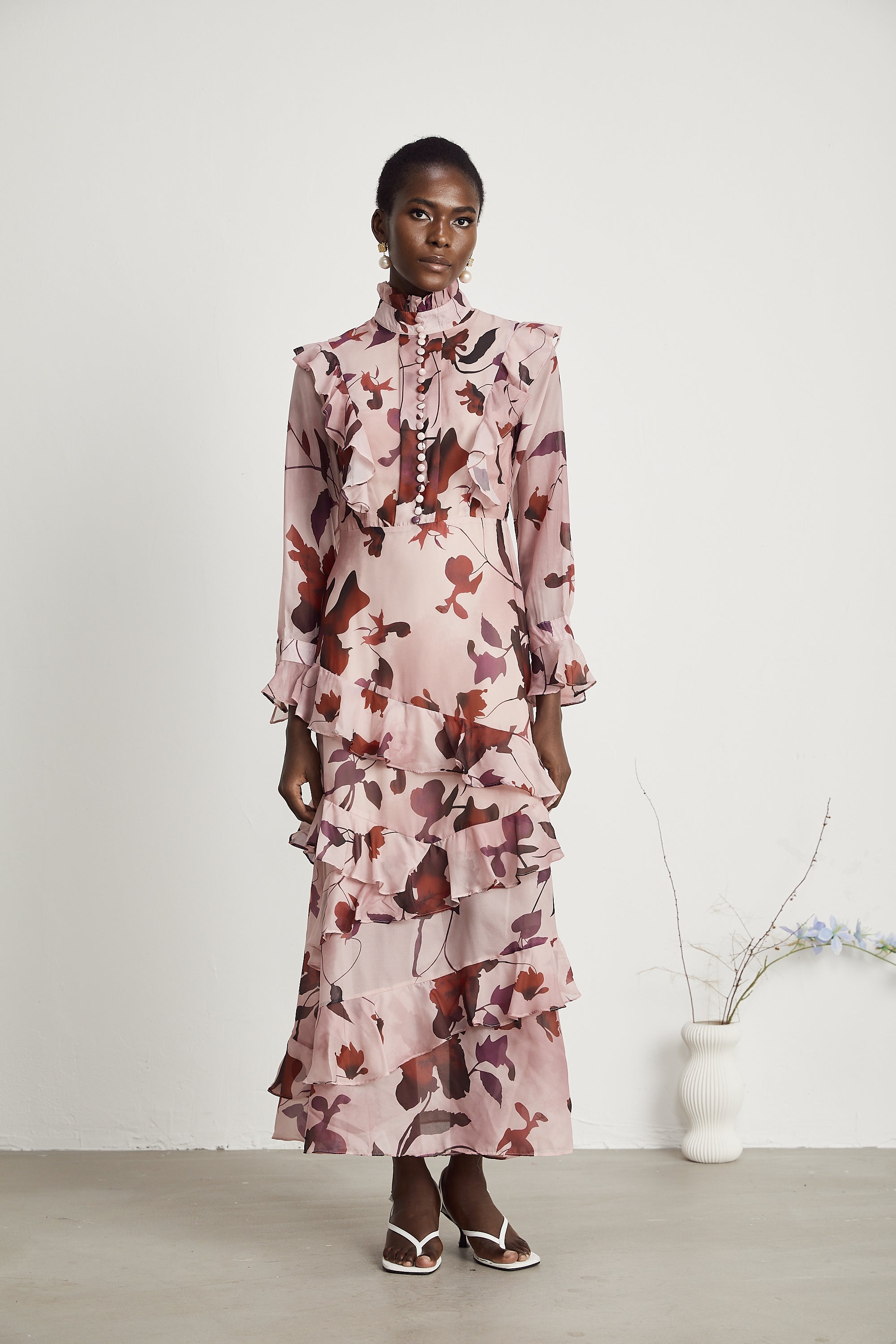 Stilla | Graphic Print Ruffle Maxi Kjole