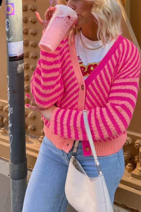 Stilla | Knap Cardigan Med Rosa Striber, Overskårne Skuldre Og V-hals