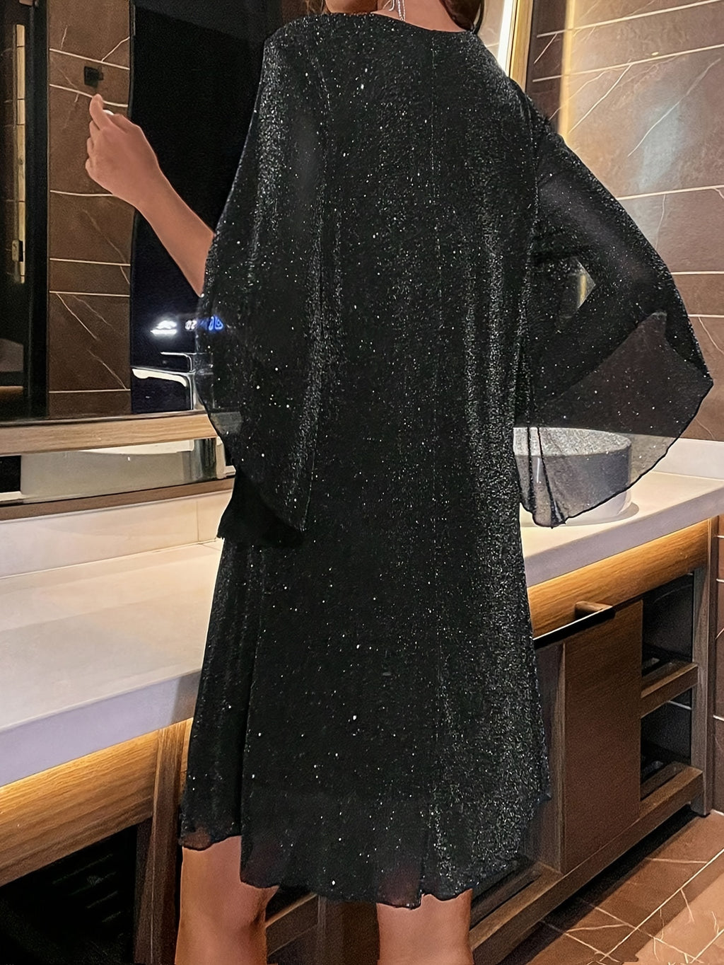 Stilla | Elegante Glitrende Kjole Med V-udskæring Og Slidsærmer Online salg