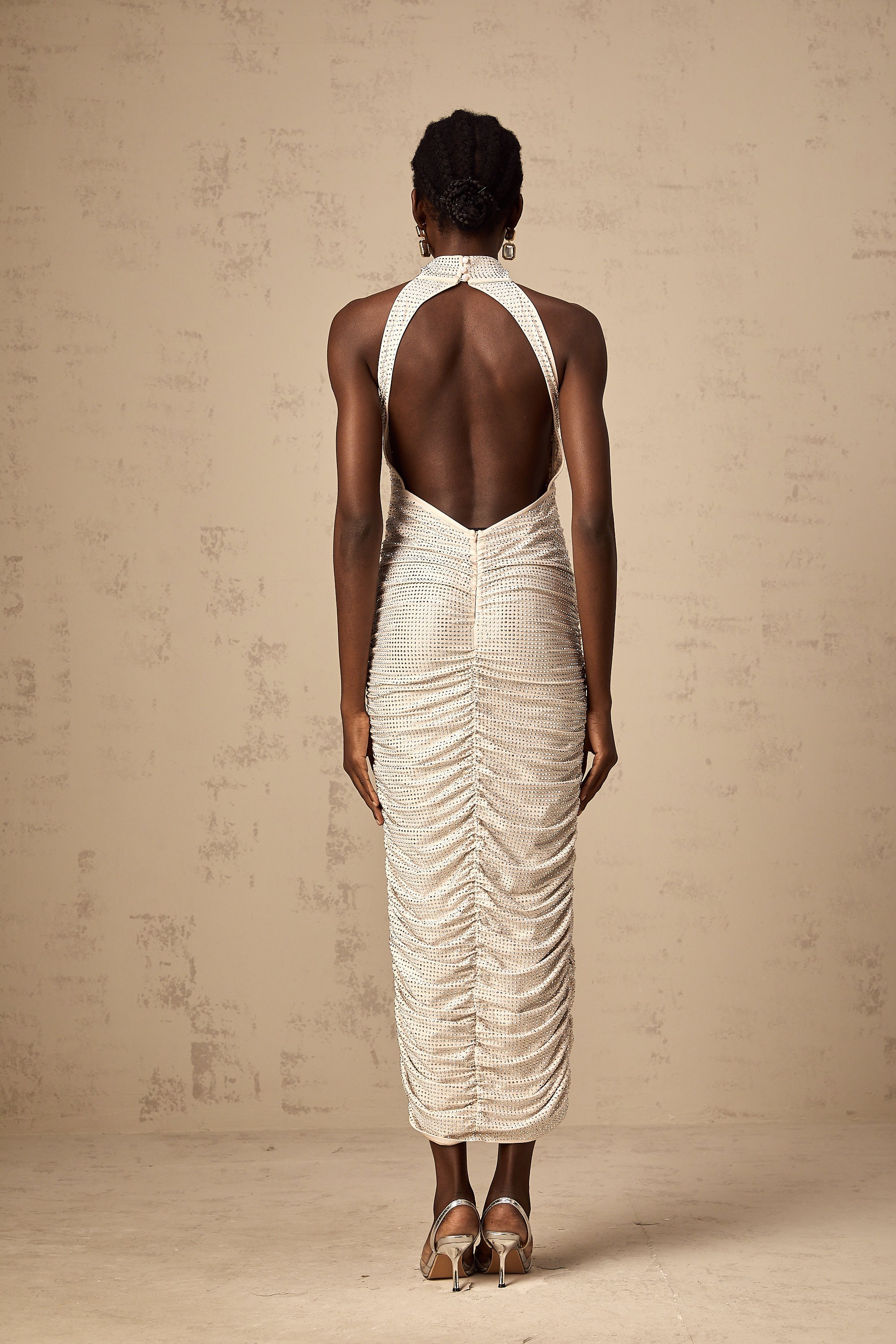Stilla | Stud Embellished Fitted Ruched Midi Kjole
